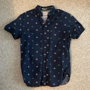 Short sleeve button down patterned shirt. Navy blue